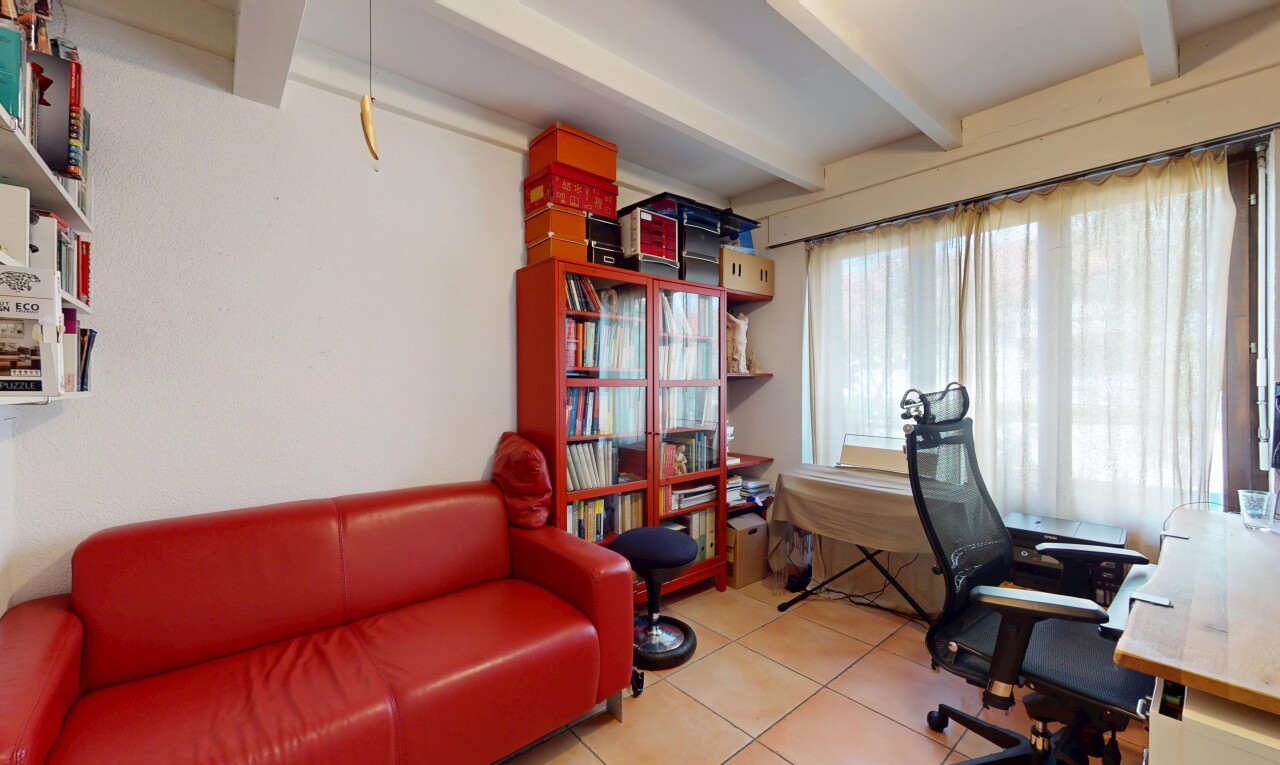 bureau avec plafond à poutres, beamed ceiling, sol en carrelage, tile floor, et espace bureau
