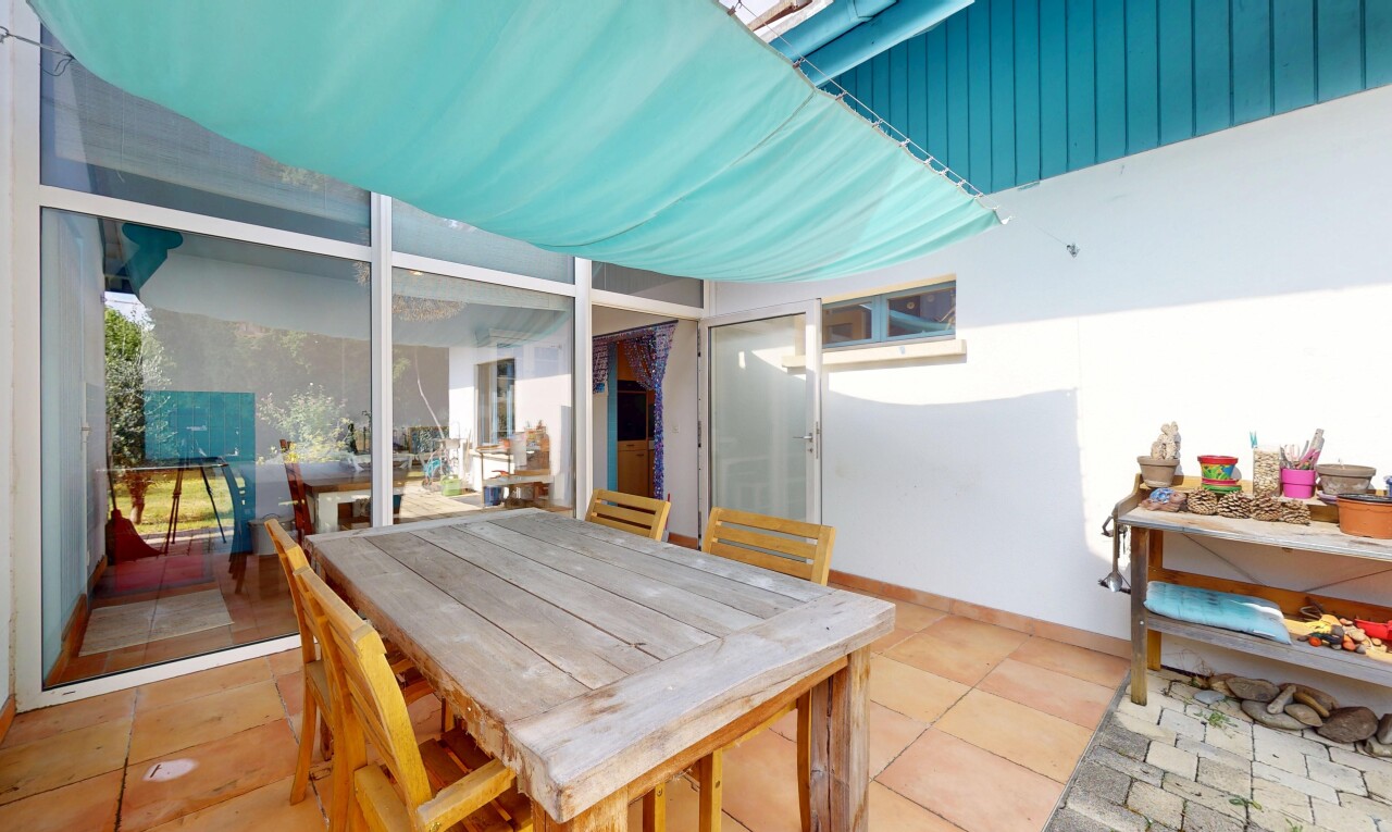 terrasse avec terrasse, coin repas extérieur, et inside property