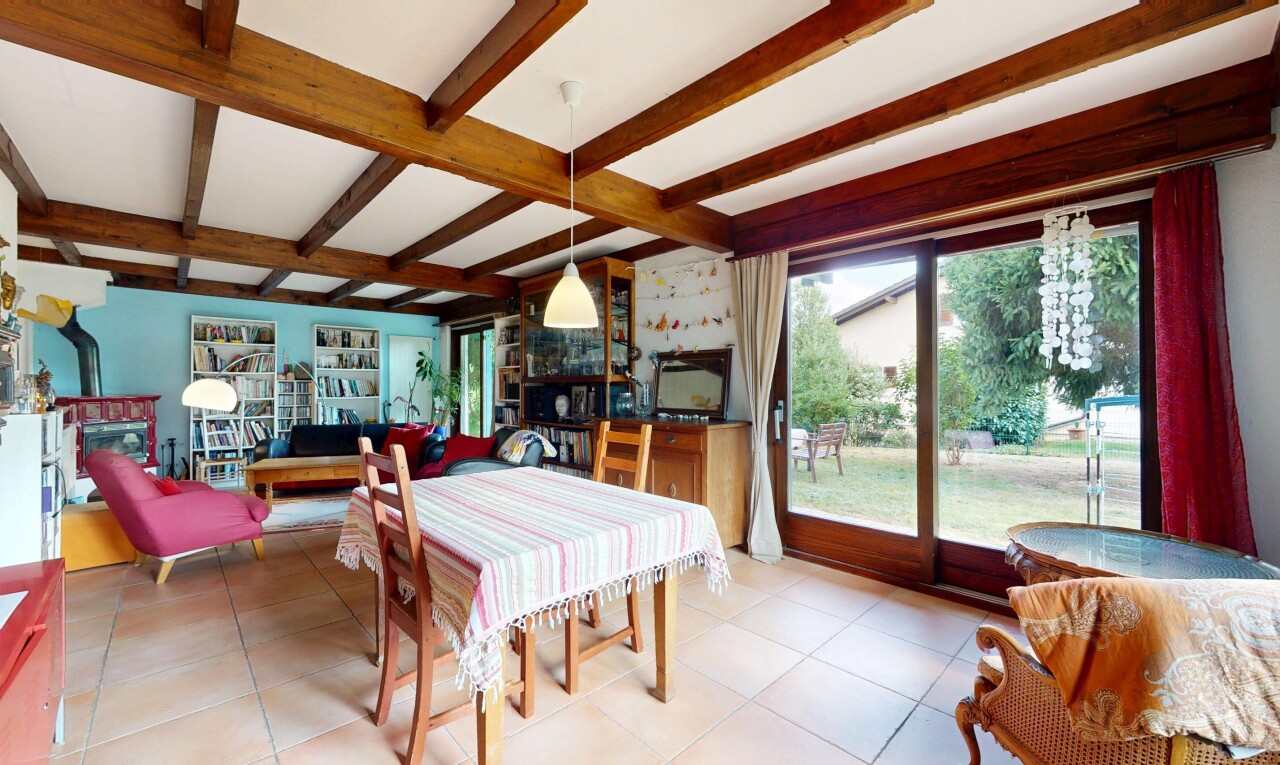 salle à manger avec inside property, plafond à poutres, beamed ceiling, lumière naturelle, et natural light