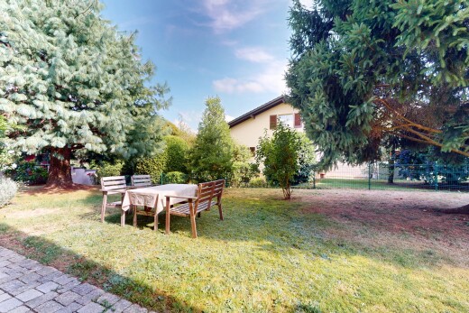 jardin avec day time, pelouse, et clôture