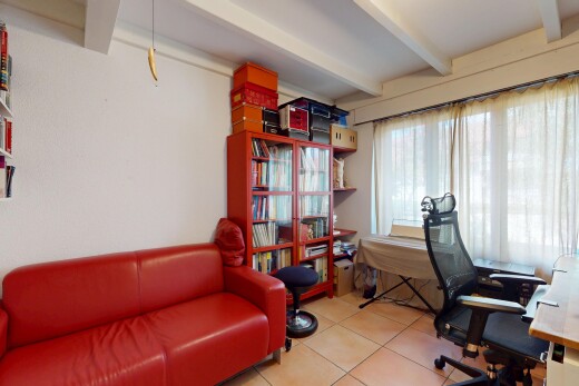 bureau avec plafond à poutres, beamed ceiling, sol en carrelage, tile floor, et espace bureau