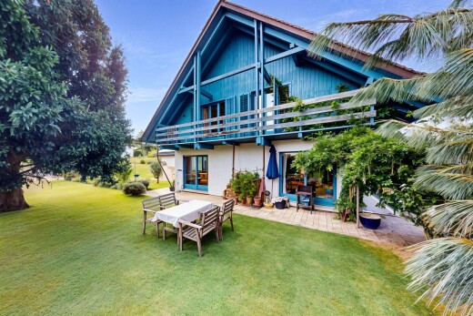 außenansicht mit property visible, rasen, vertikale verkleidung, balkon, und terrasse