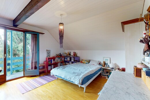 chambre avec sol en finition bois, wood finish floor, plafond à poutres, beamed ceiling, et plafond voûté