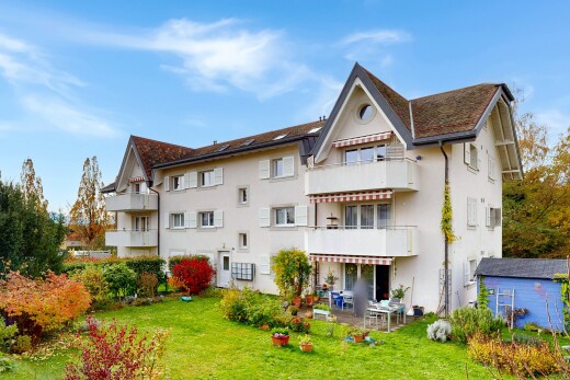 façade avec bardage en stuc, terrasse, day time, balcon, et pelouse