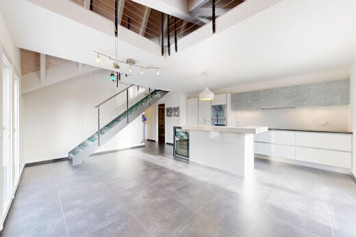 salon avec drywall, cloison sèche, et inside property