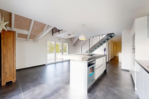 cuisine avec armoires blanches, drywall, cloison sèche, natural light, et lumière naturelle