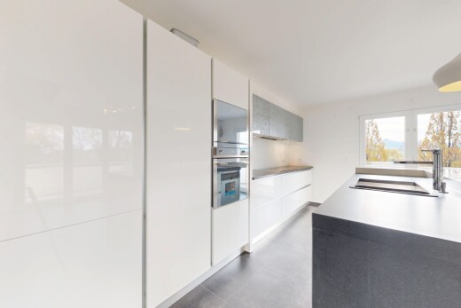 cuisine avec armoires à panneau plat, four, évier, natural light, et lumière naturelle