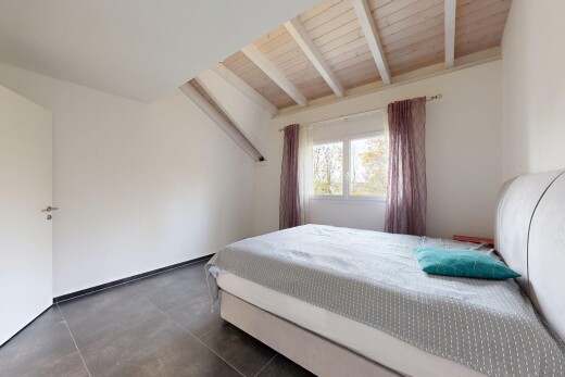 chambre avec beamed ceiling, plafond à poutres, drywall, cloison sèche, et inside property