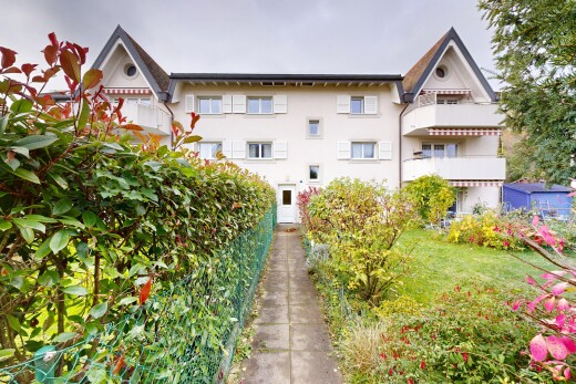 façade avec property visible, overcast, et bardage en stuc