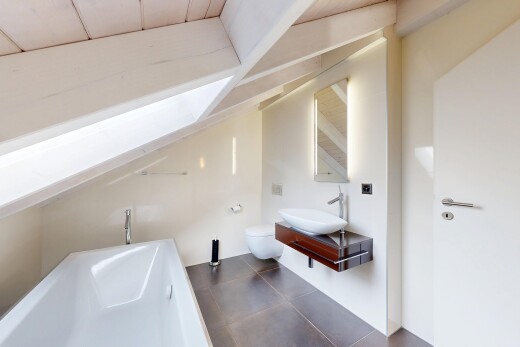 salle de bains avec bain, salle de bain complète, inside property, miroir, et lavabo (ou coiffeuse selon le contexte)