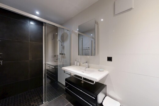 salle de bains avec salle de bain complète, douche, miroir, tile floor, et inside property
