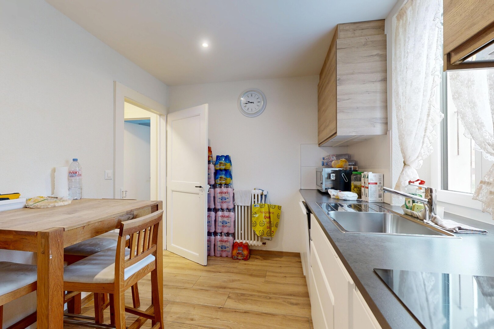 cuisine avec plaque de cuisson, light floor, sol en finition bois, wood finish floor, et évier