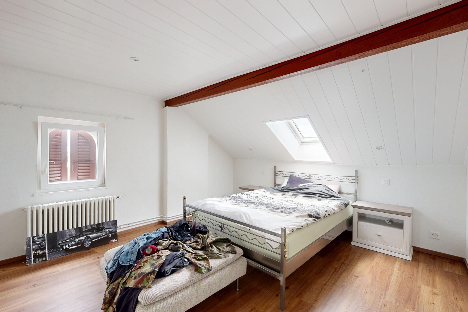 chambre avec puits de lumière, pièce supplémentaire, lumière naturelle, wood finish floor, et sol en finition bois