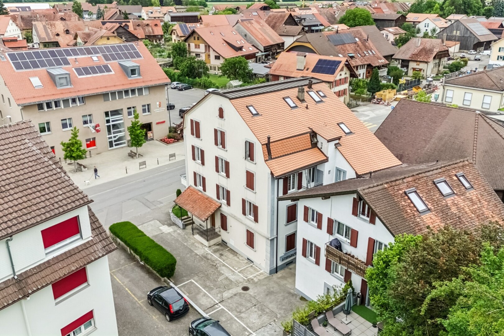 extérieur du bâtiment avec parking et drone view