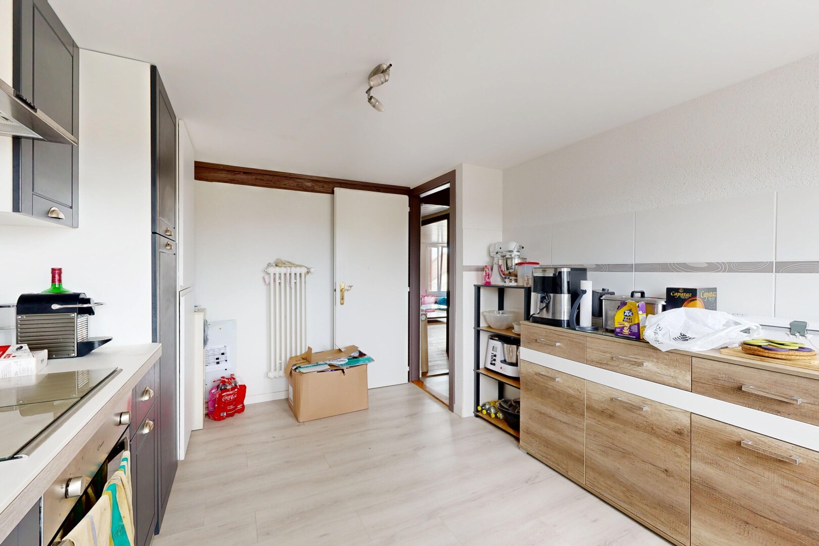 cuisine avec light floor, sol en finition bois, wood finish floor, light countertops, et plans de travail