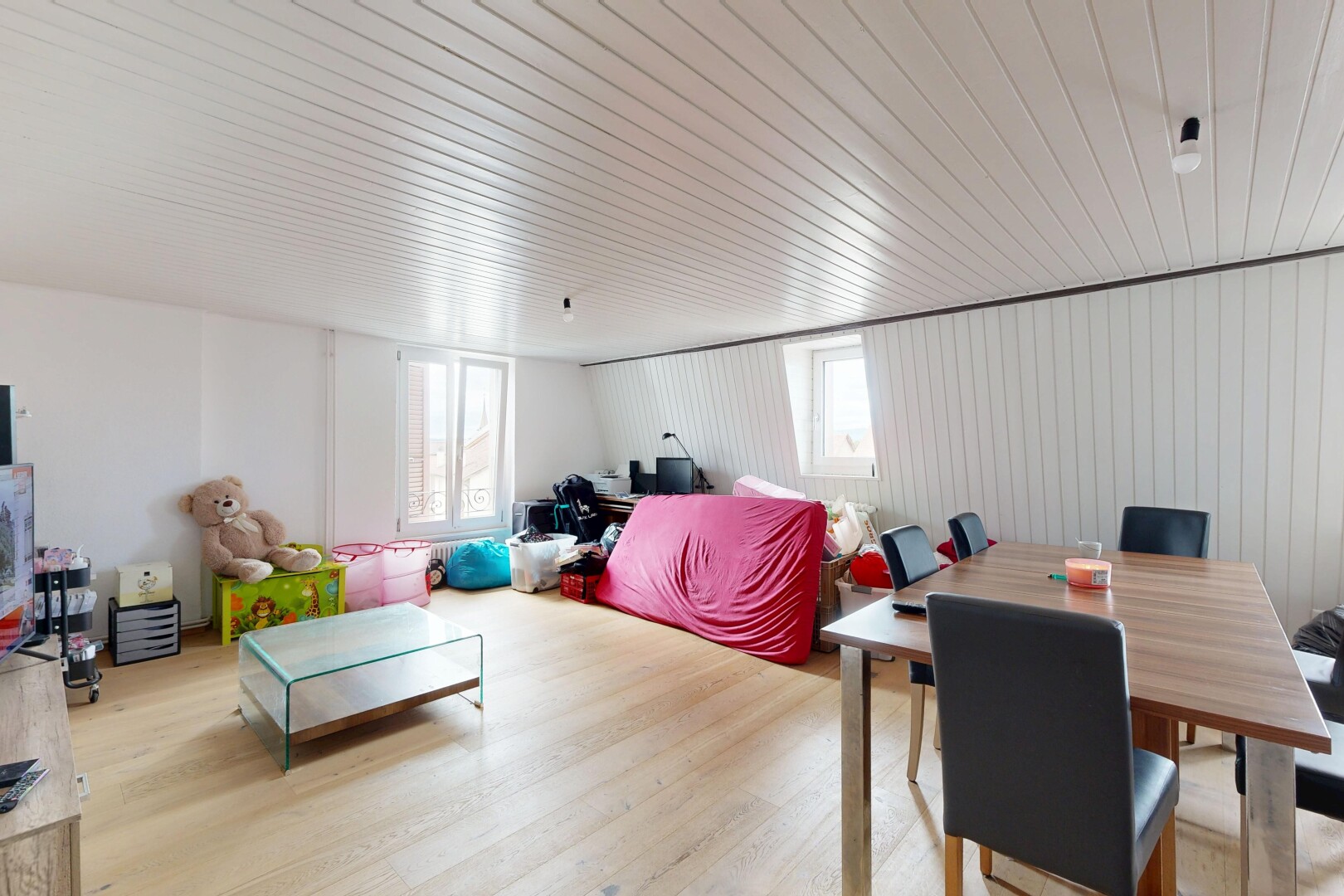 salon / salle à manger avec lumière naturelle, sol en finition bois, wood finish floor, inside property, et plafond en bois