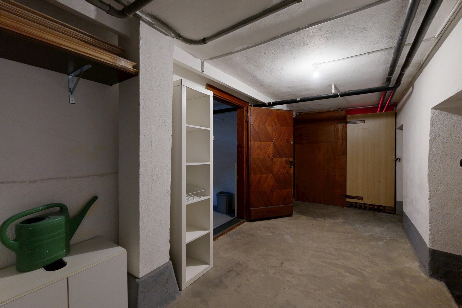 couloir avec sol en béton, concrete floor, unfinished concrete floor, inside property, et sous-sol