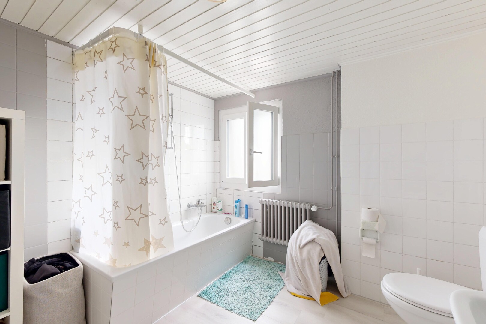 salle de bains avec tile wall, mur en carrelage, salle de bain complète, douche-bain combinés, et toilette