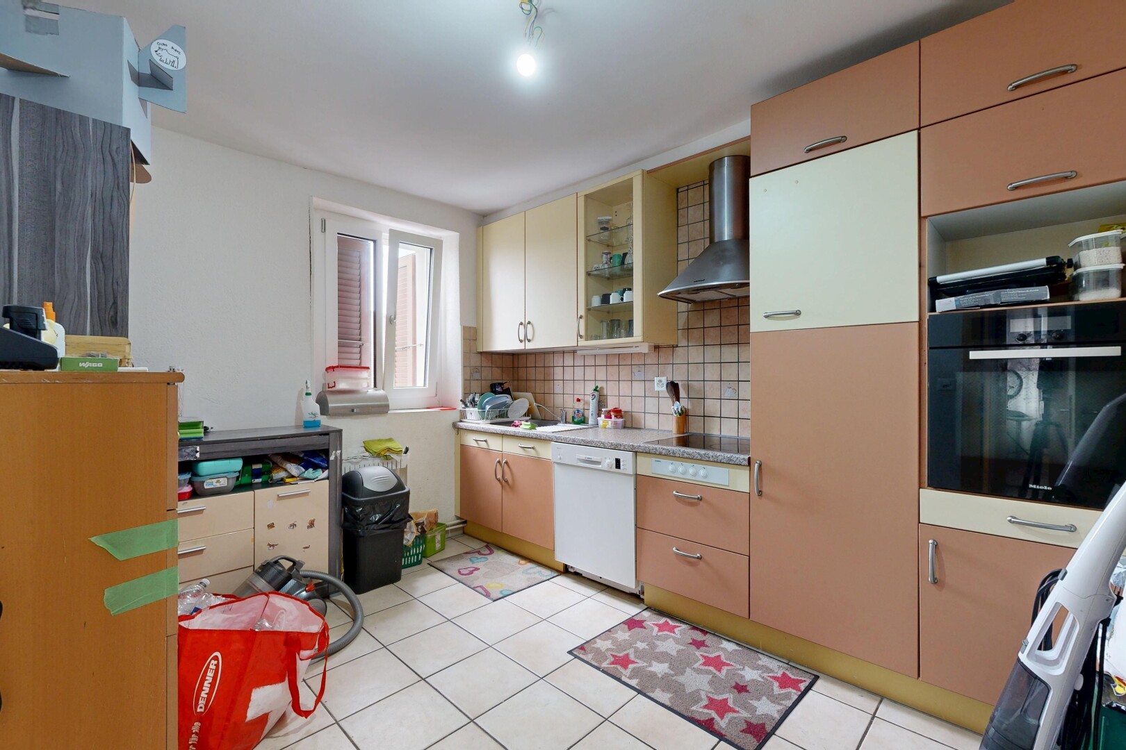 cuisine avec hotte, backsplash, dosseret, light floor, et four
