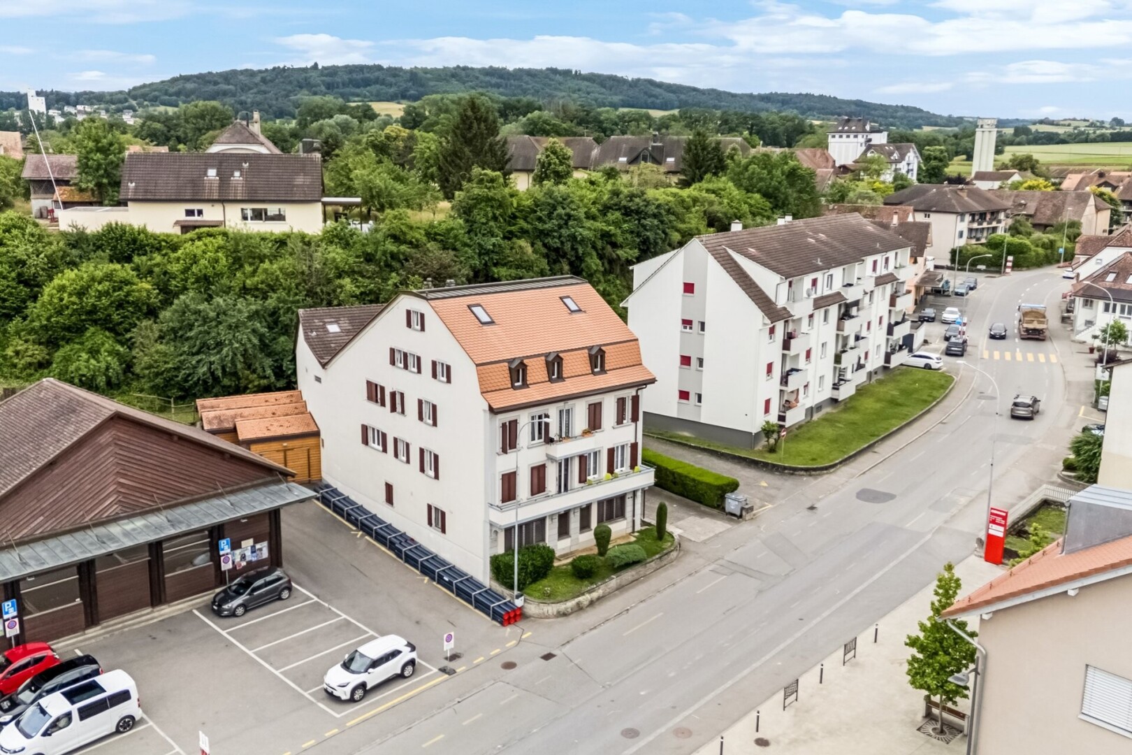 façade avec day time, parking, et bordures