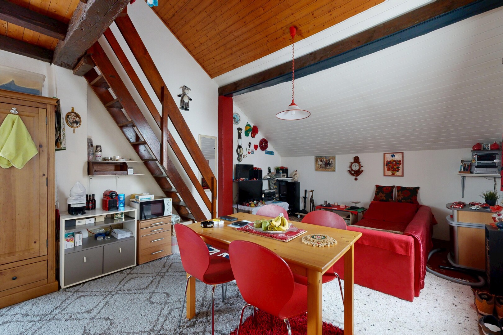 salon / salle à manger avec plafond à poutres, beamed ceiling, plafond voûté, vaulted ceiling, et high end ceiling