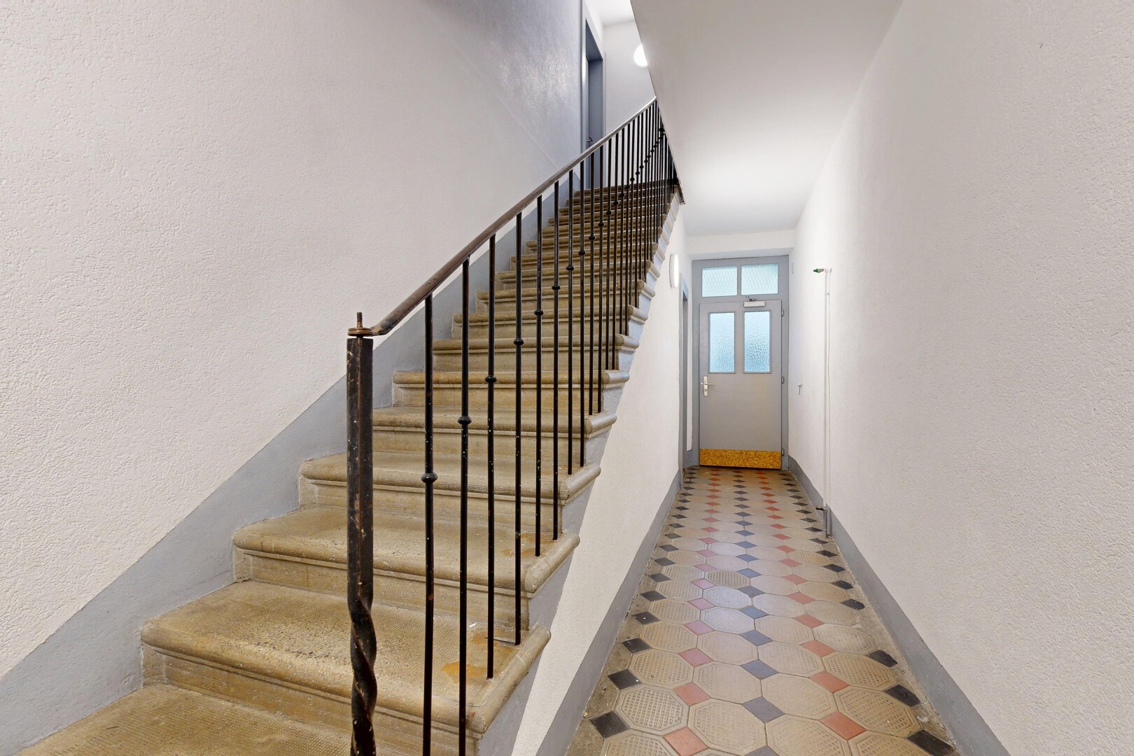 escaliers avec escaliers, sol en vinyle, vinyl floor, inside property, et plinthes murales