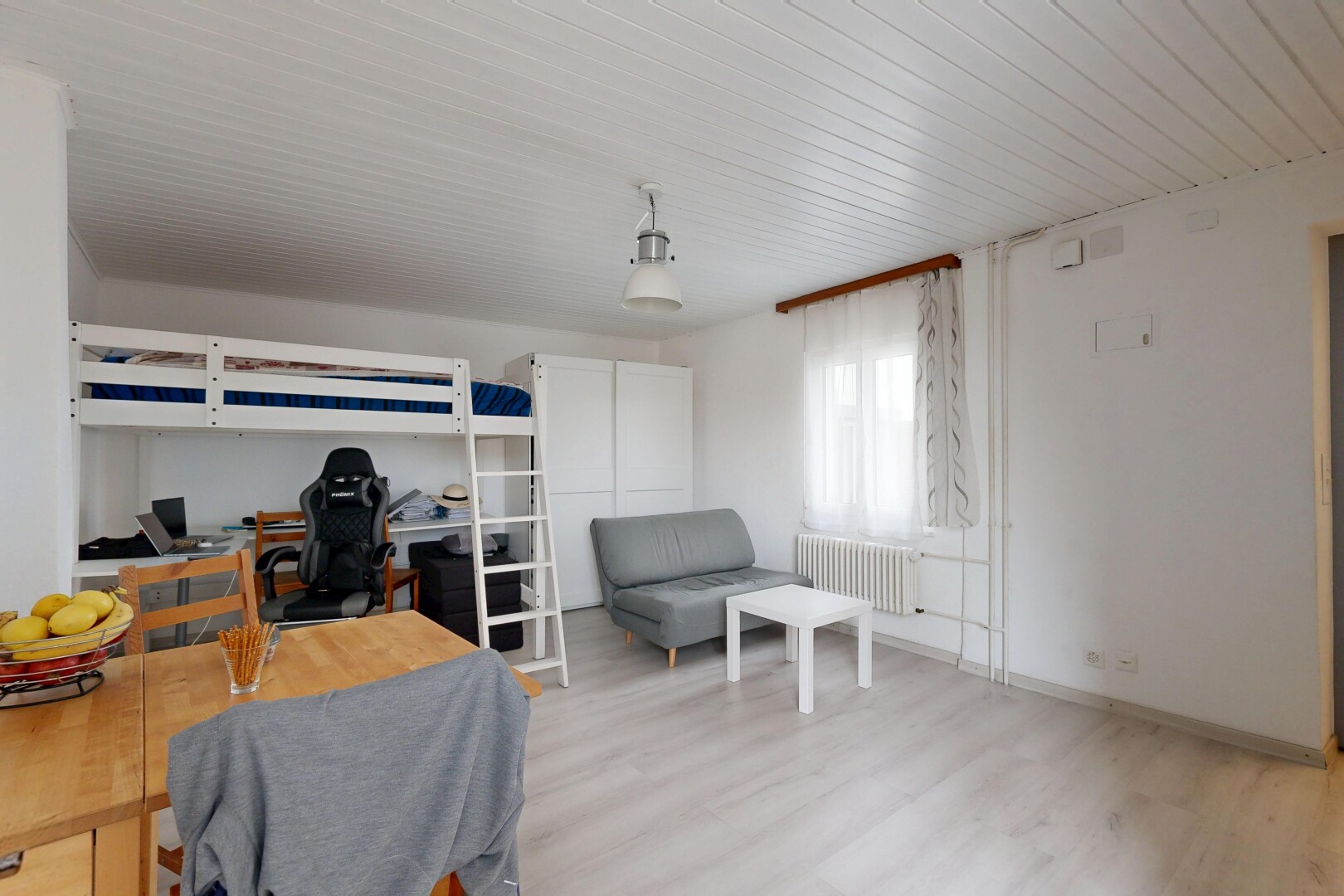 salon / salle à manger avec espace bureau, sol en finition bois, wood finish floor, radiateur, et inside property