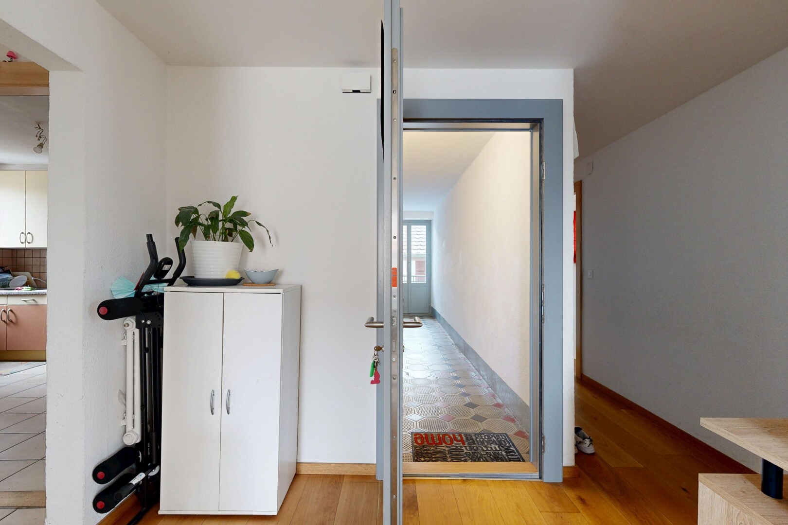 couloir avec drywall, cloison sèche, lumière naturelle, light floor, et inside property