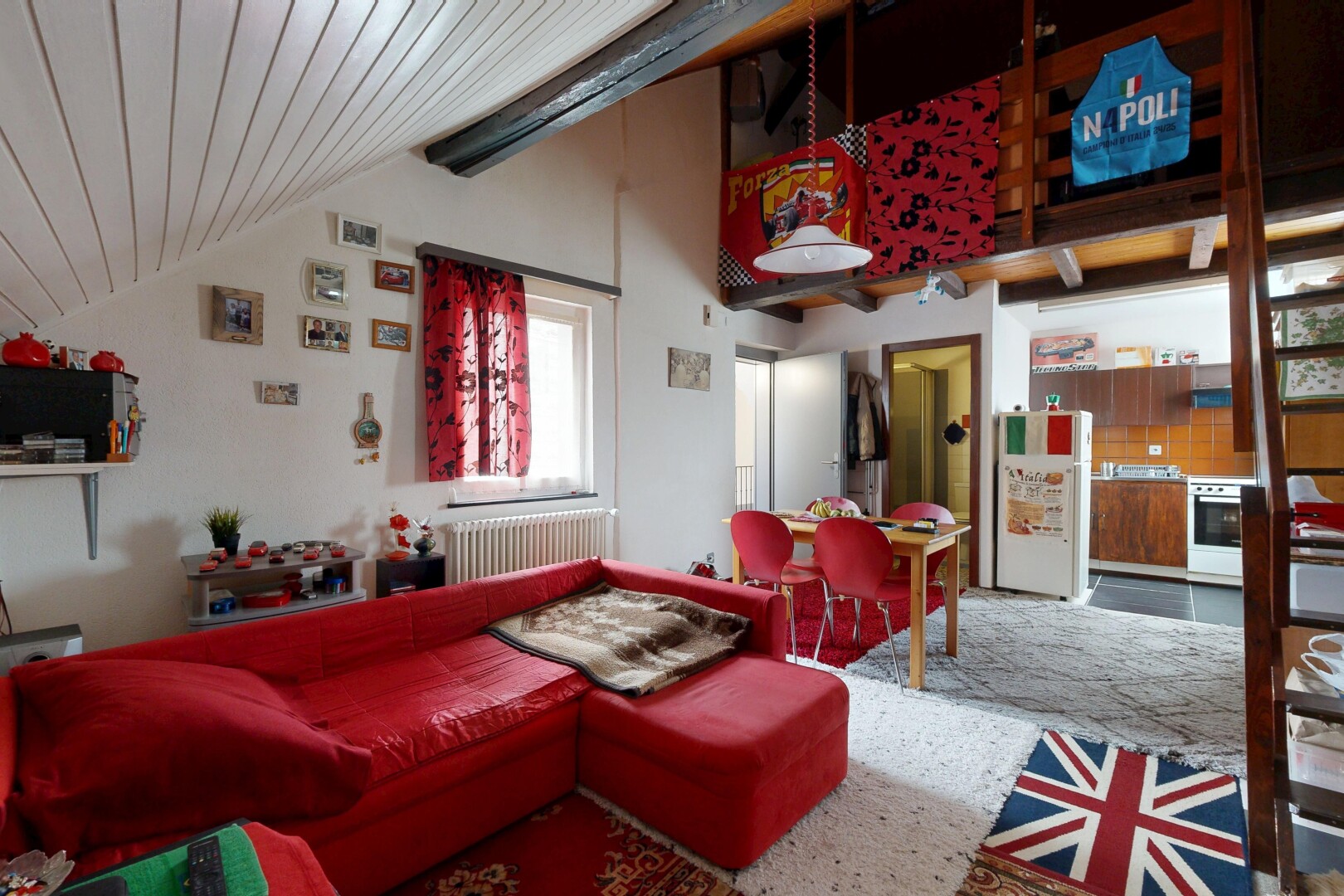 salon / salle à manger avec high end ceiling, cloison sèche, drywall, inside property, et radiateur