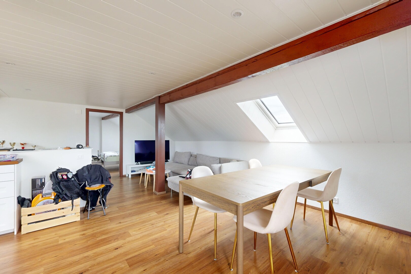 salon / salle à manger avec puits de lumière, plafond bas, low ceiling, sol en finition bois, et wood finish floor
