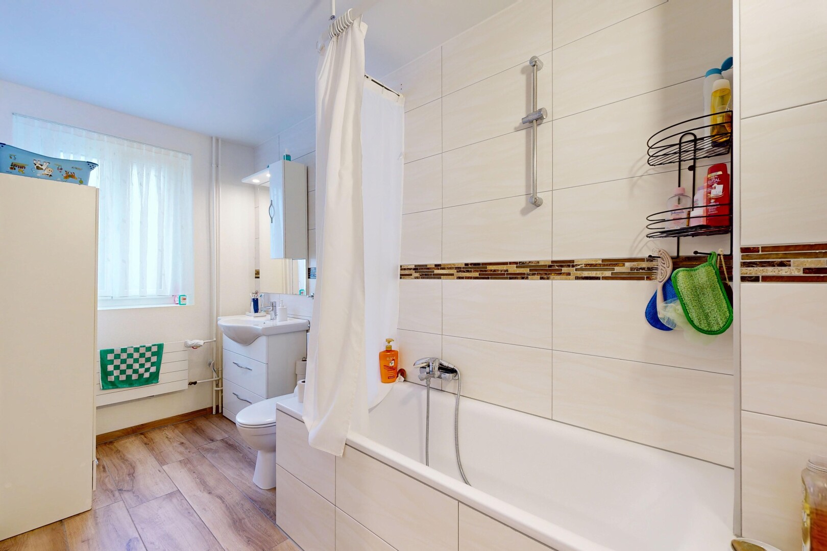 salle de bains avec lavabo (ou coiffeuse selon le contexte), salle de bain complète, douche-bain combinés, sol en finition bois, et wood finish floor