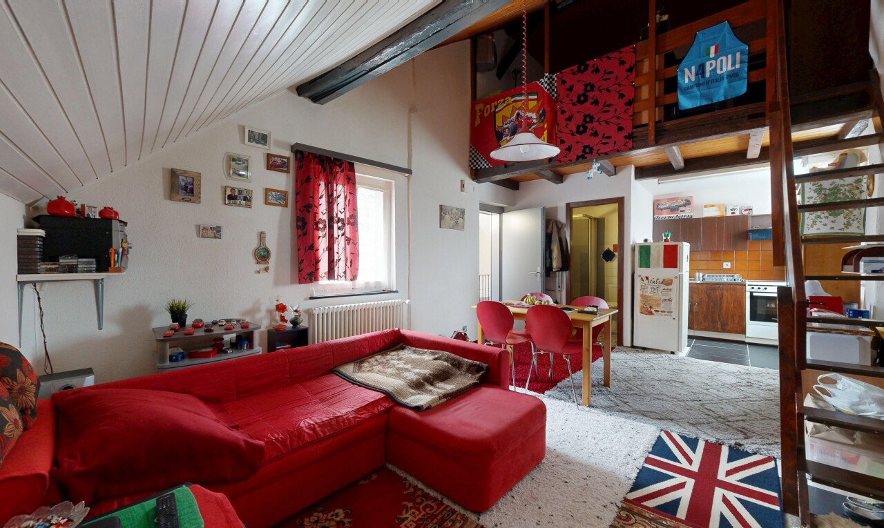 salon / salle à manger avec high end ceiling, cloison sèche, drywall, inside property, et radiateur