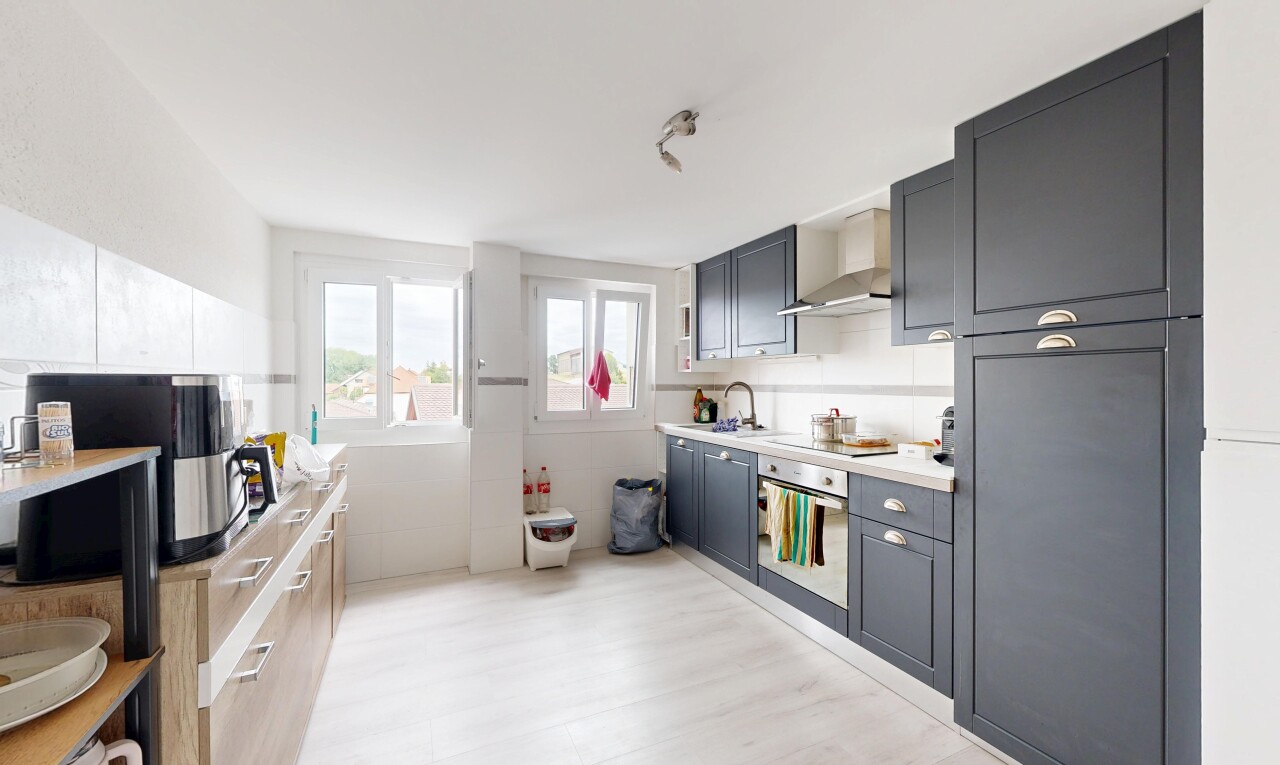 cuisine avec hotte, light floor, light countertops, plans de travail, et lumière naturelle