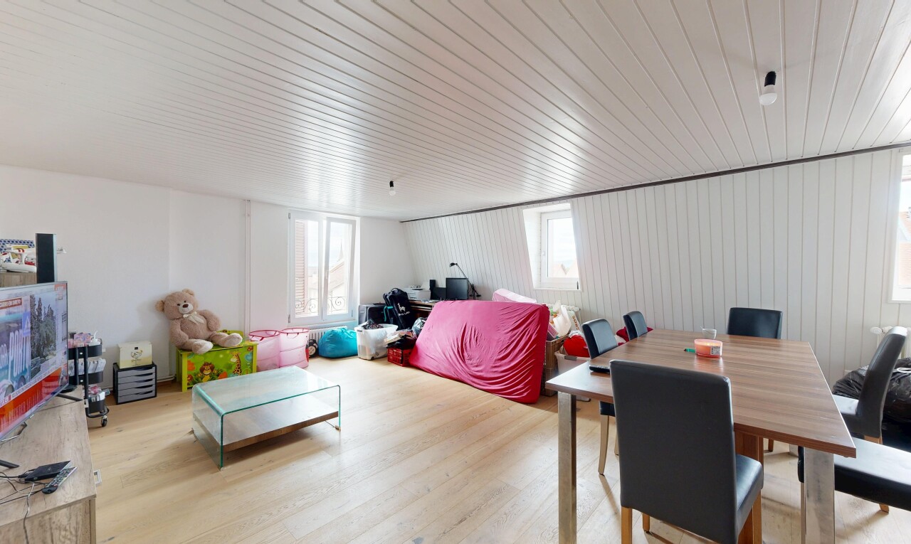 salon / salle à manger avec lumière naturelle, sol en finition bois, wood finish floor, inside property, et plafond en bois