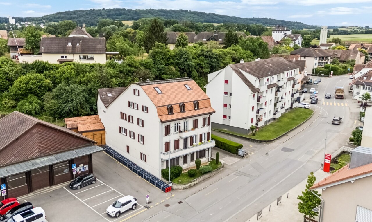 façade avec day time, parking, et bordures