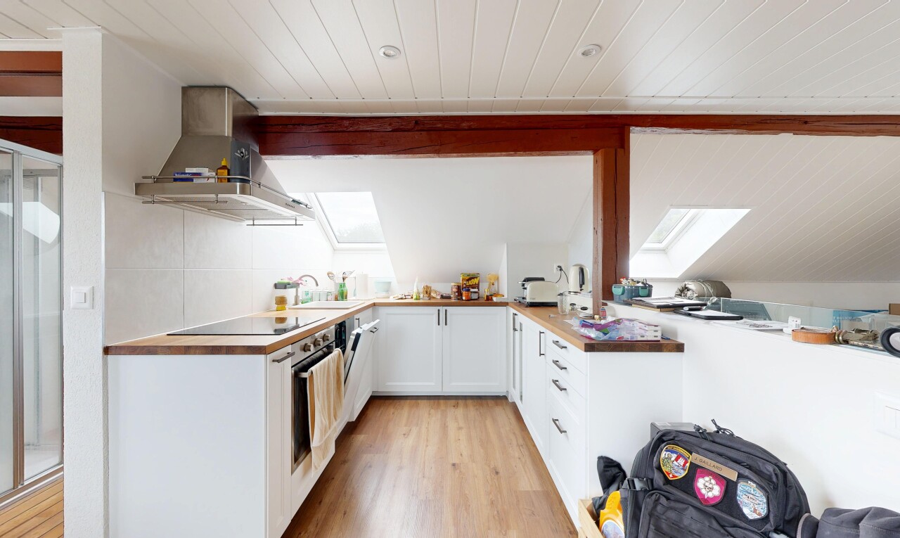 cuisine avec puits de lumière, hotte, light floor, white cabinets, et armoires blanches