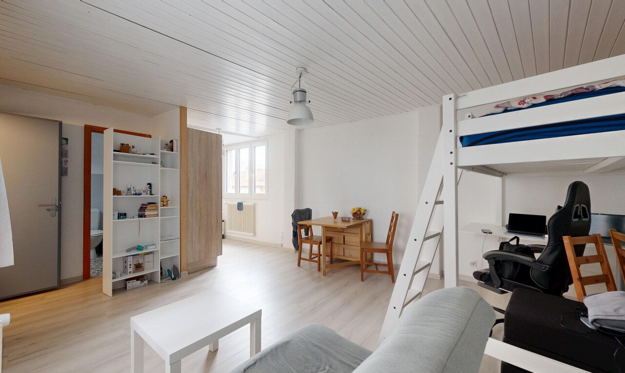 salon / salle à manger avec sol en finition bois, wood finish floor, cloison sèche, drywall, et espace bureau