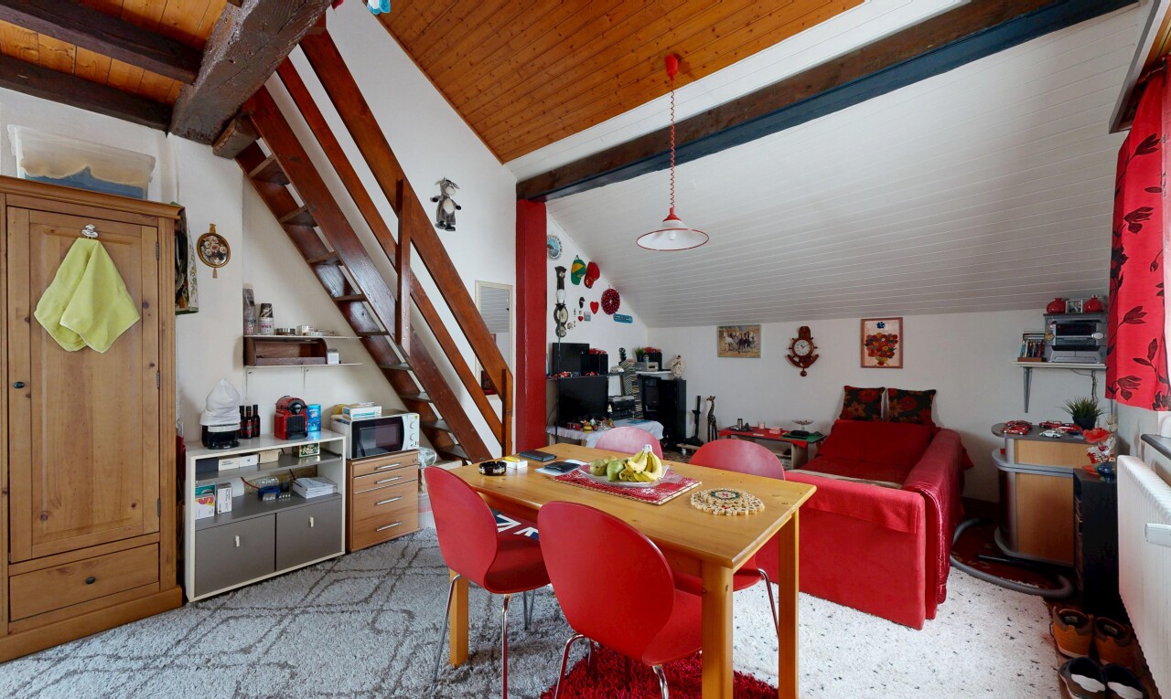 salon / salle à manger avec plafond à poutres, beamed ceiling, plafond voûté, vaulted ceiling, et high end ceiling