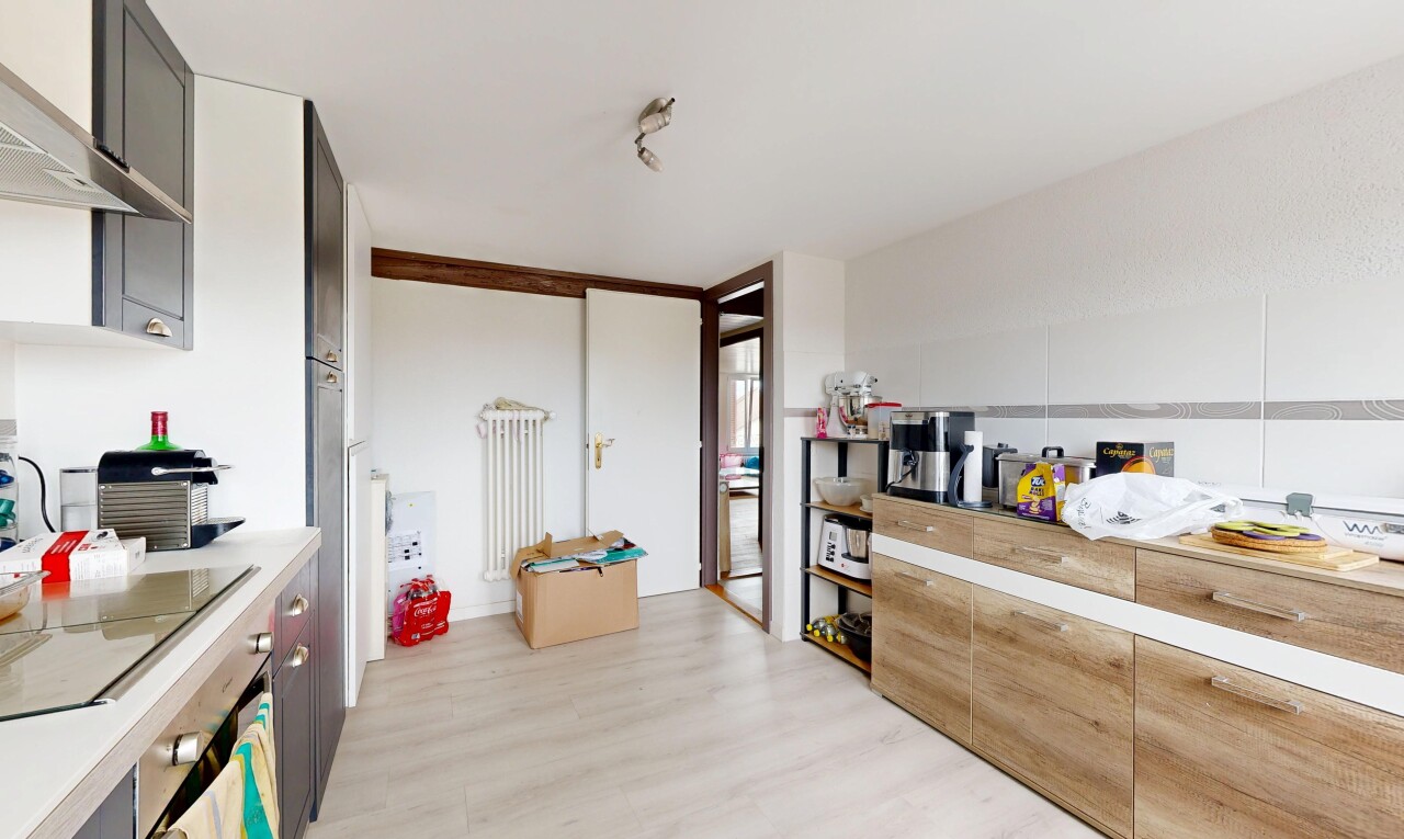 cuisine avec light floor, sol en finition bois, wood finish floor, light countertops, et plans de travail