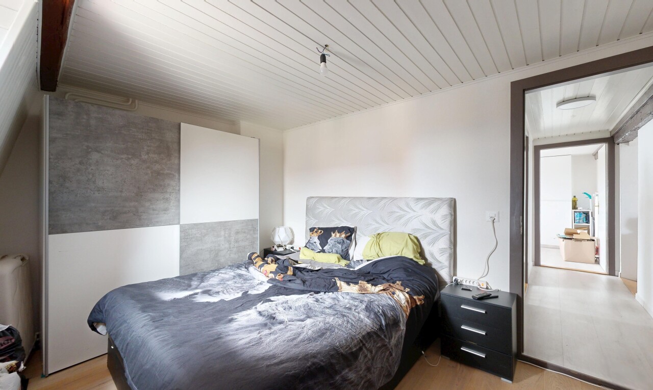 chambre avec inside property, sol en finition bois, wood finish floor, cloison sèche, et drywall