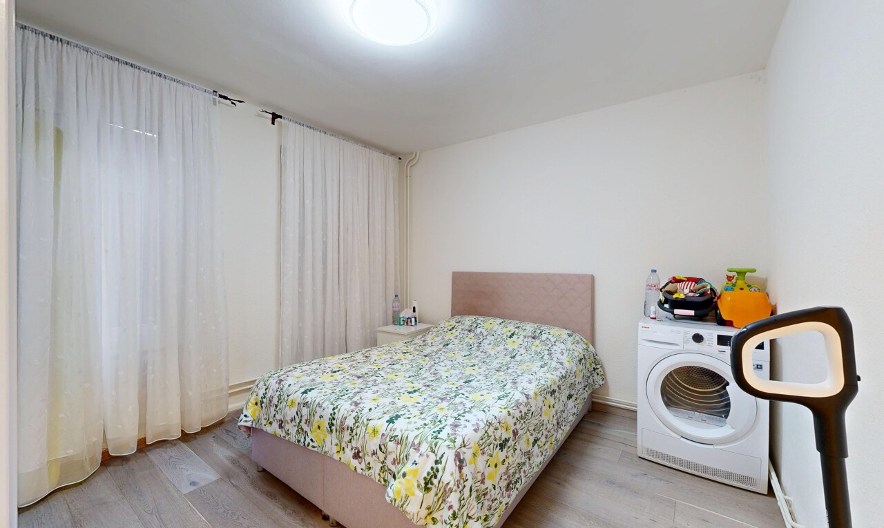 chambre avec lave-linge et sèche-linge, sol en finition bois, wood finish floor, cloison sèche, et drywall