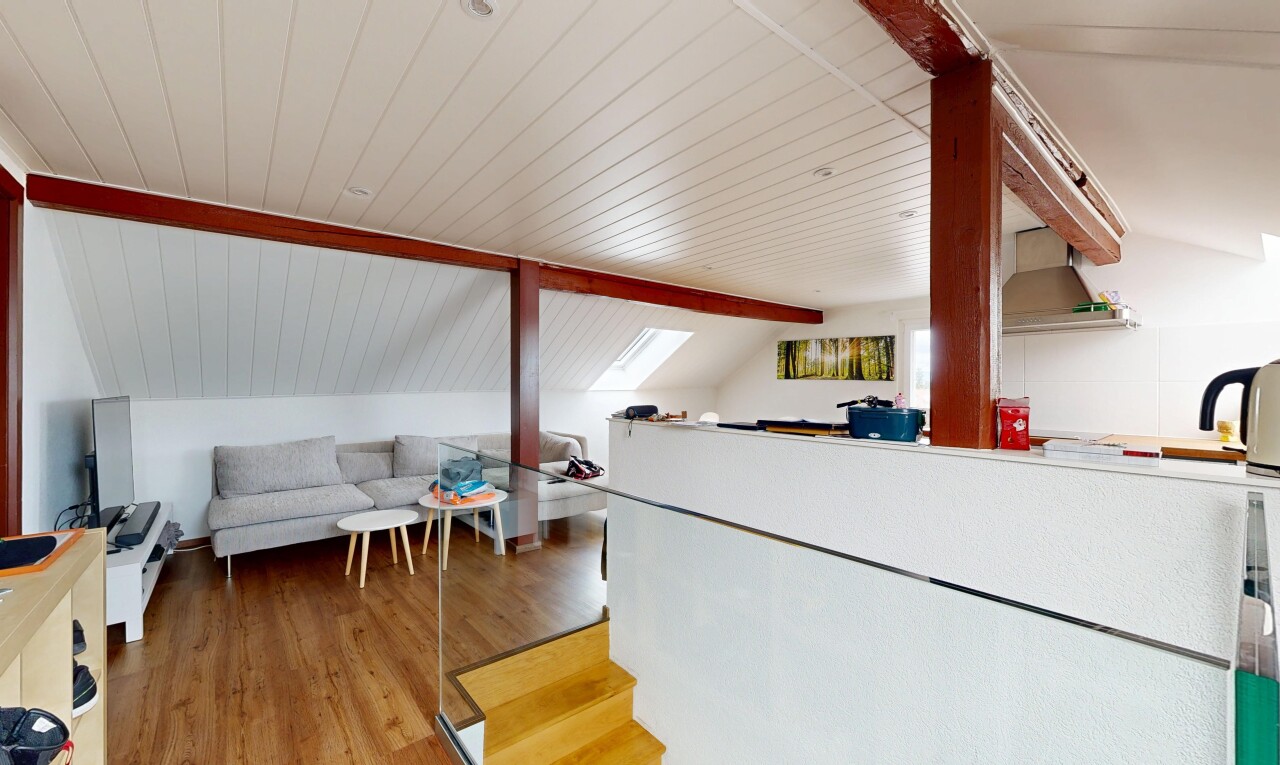 salon avec sol en finition bois, wood finish floor, plafond voûté, vaulted ceiling, et inside property