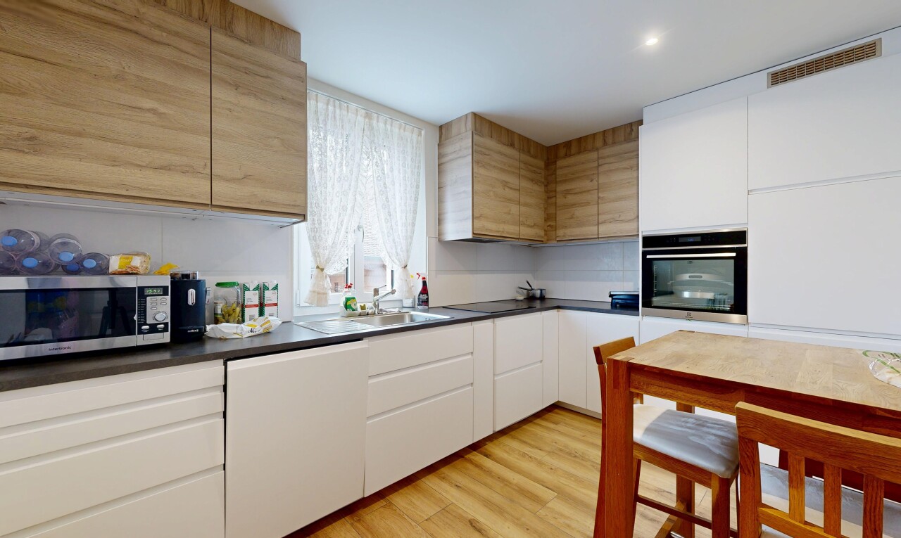 cuisine avec white cabinets, armoires blanches, lumière naturelle, two tone kitchen, et micro-ondes