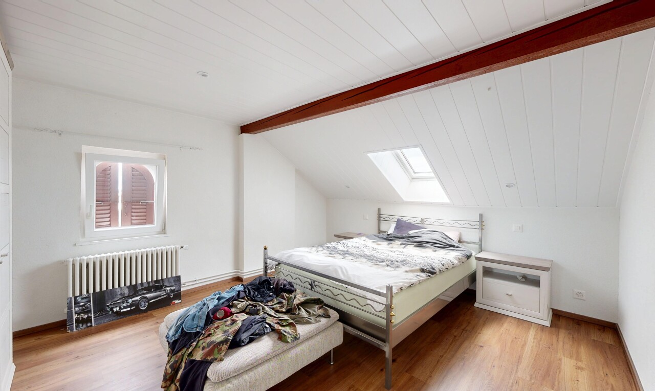 chambre avec puits de lumière, pièce supplémentaire, lumière naturelle, wood finish floor, et sol en finition bois