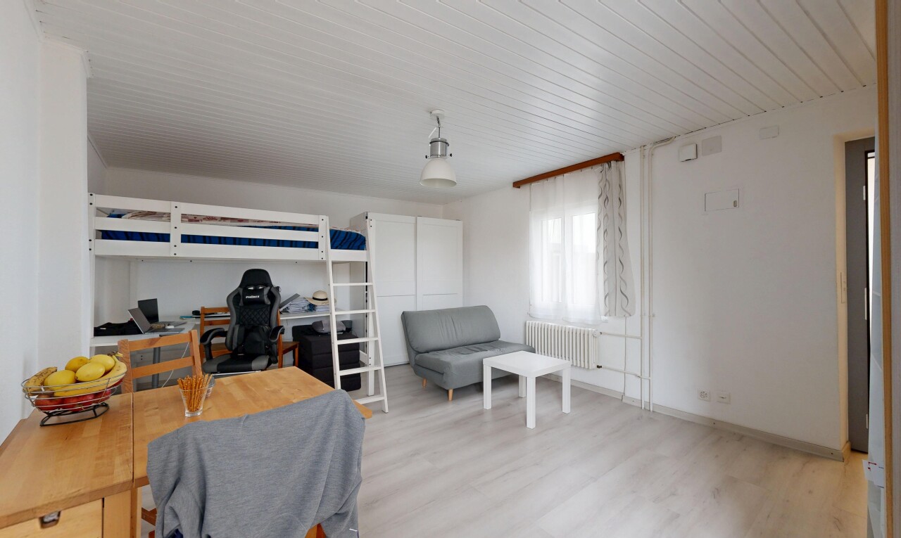 salon / salle à manger avec espace bureau, sol en finition bois, wood finish floor, radiateur, et inside property