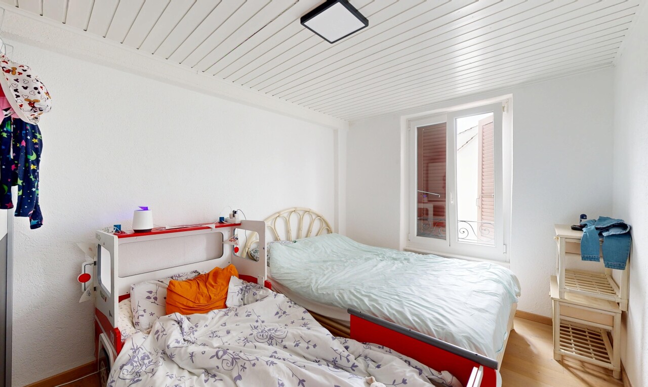 chambre avec lumière naturelle, inside property, plafond en bois, wood ceiling, et sol en finition bois