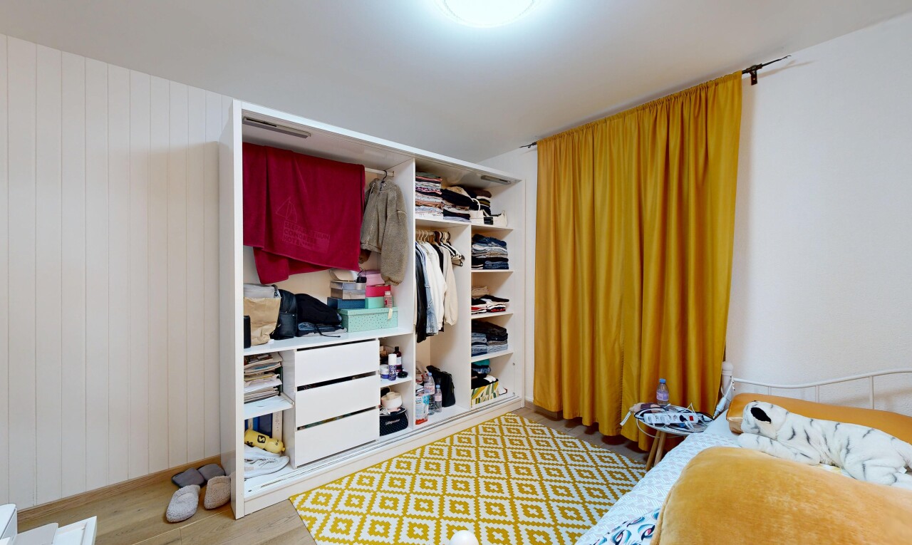 chambre avec wood finish floor, sol en finition bois, placard, inside property, et light floor
