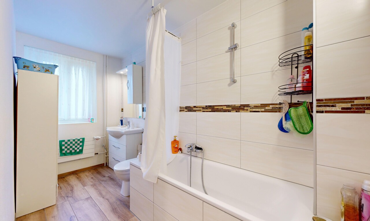 salle de bains avec lavabo (ou coiffeuse selon le contexte), salle de bain complète, douche-bain combinés, sol en finition bois, et wood finish floor