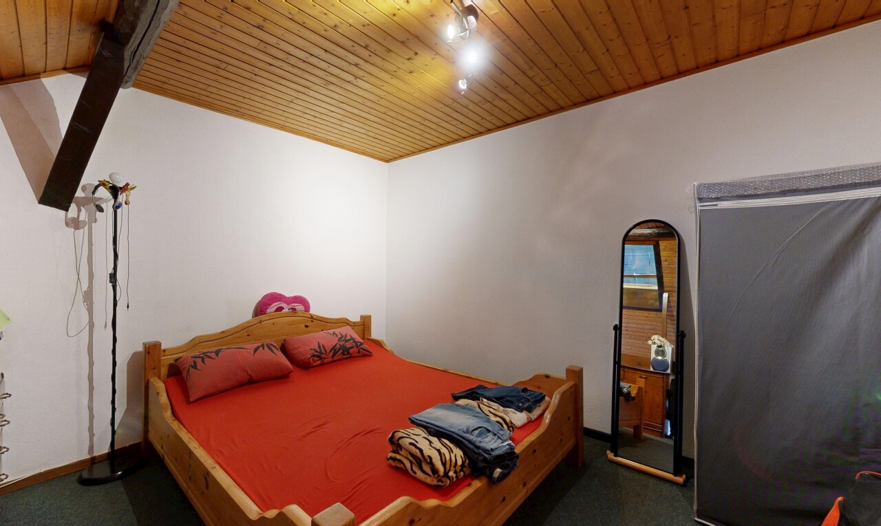 chambre avec éclairage sur rail, wood ceiling, plafond en bois, high end ceiling, et drywall