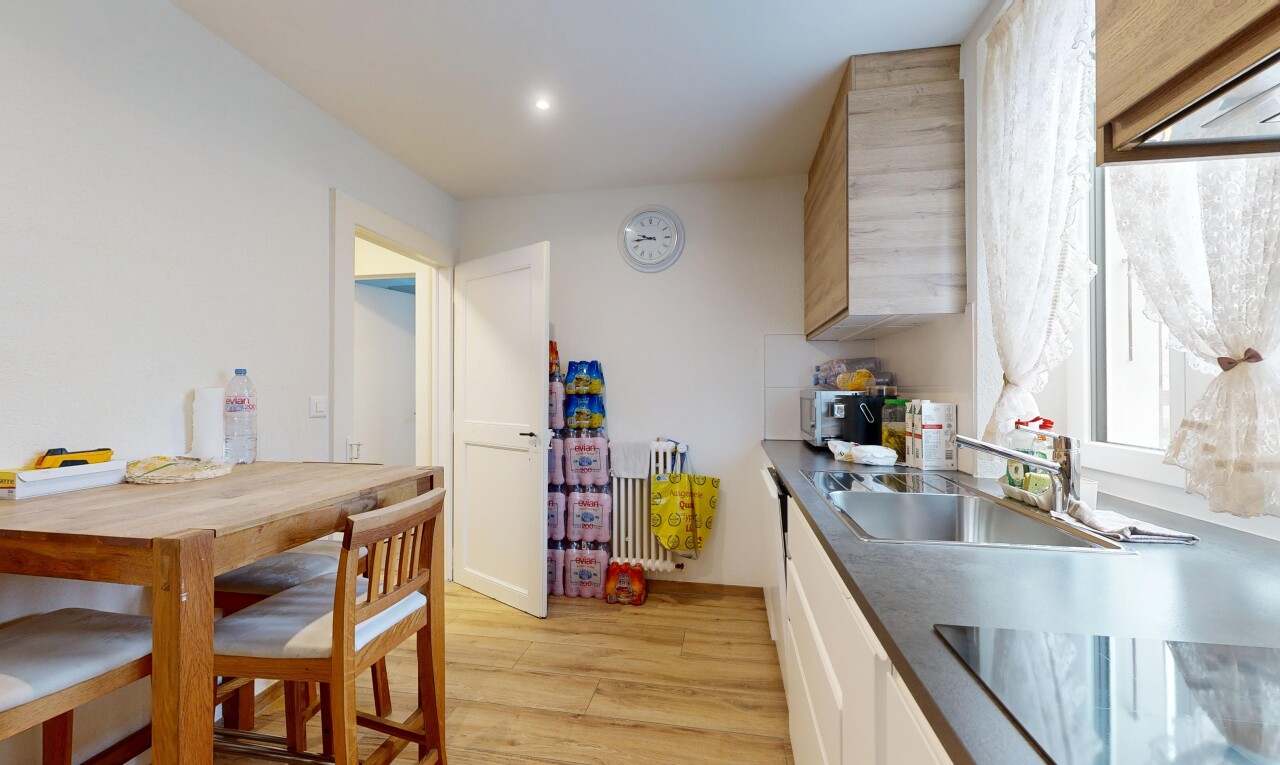 cuisine avec plaque de cuisson, light floor, sol en finition bois, wood finish floor, et évier